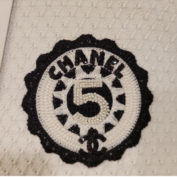 Chanel white and black logo badge t-shirt - Picture 3 of 16